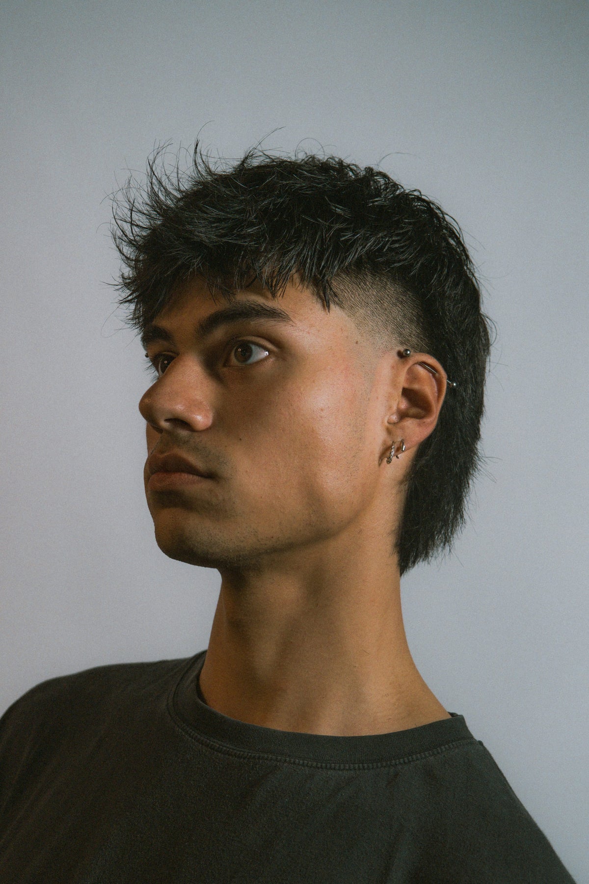 Mullet in driekwart profiel; koel grijs doek.