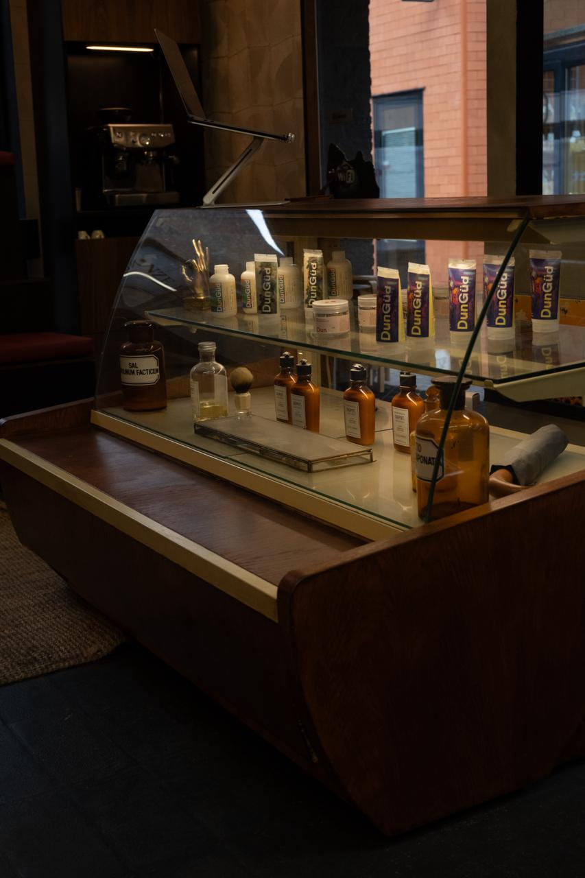 Dezelfde vitrine van opzij, met de koffiehoek en de straat erachter.